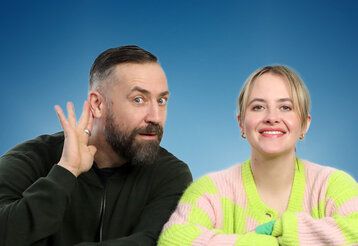 Bürger Lars Dietrich und Maxi Häcke schauen in die Kamera, Hintergrund blau
