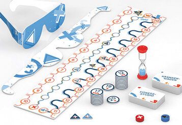 Spielutensilien auf weißem Grund, Pappbrille, Karten, Buttons, Eieruhr, Objekte in rot, weiß, blau