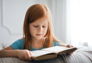 Ein Mädchen liest in einem Buch