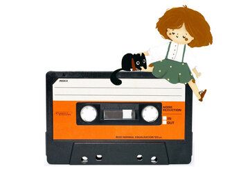 Illustration, ein Mädchen und seine schwarze Katze sitzen auf einer fotografierten Hörspiel-Cassette