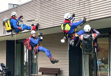 Verkleidet als Superman, Spiderman und Captain America seilten sich die Höhenretter der Feuerwehr Düsseldorf vom Dach des Florence-Nightingale-Krankenhauses ab. 