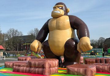 aufgeblasene Gorillafigur im Hüpfburgenland
